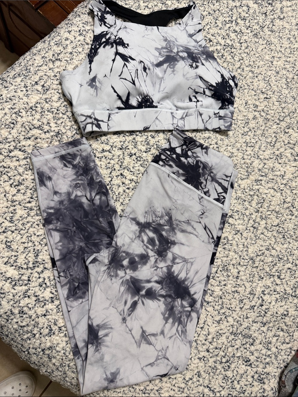 Yelete Gray & Black Tie-Dye High-Neck Sports Bra and Leggings
